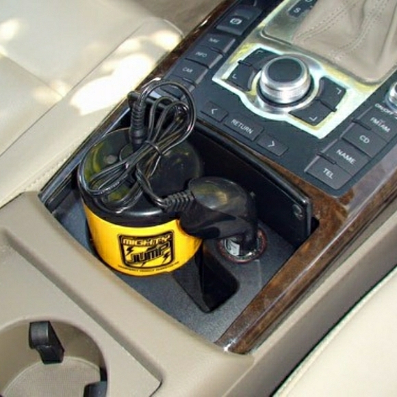 Mighty Jump Rechargeable Emergency Jumpstarter - Black/Yellow - Picture 4 of 4